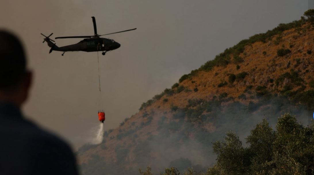 26 vatra zjarri në gjithë Shqipërinë, avionë e helikopterë në betejë me flakët