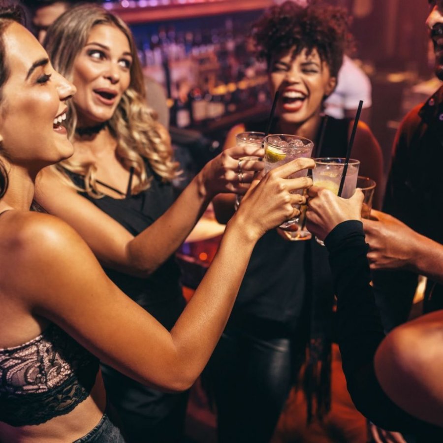3 në 4 persona që shkojnë në party rregullisht do të mbeten beqarë për gjithë jetën