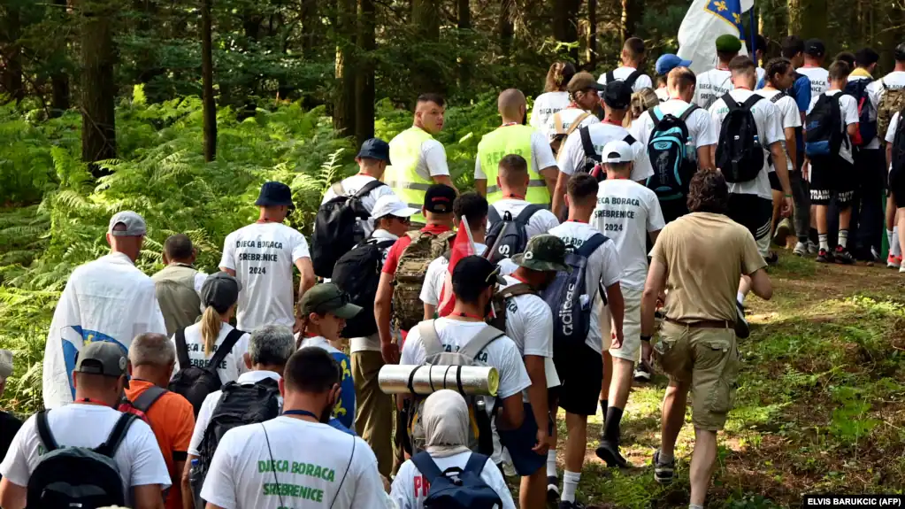 30-vjetori i masakrës/ Mijëra pjesëmarrës nisin Marshin e Paqes në kujtim të viktimave të Srebrenicës