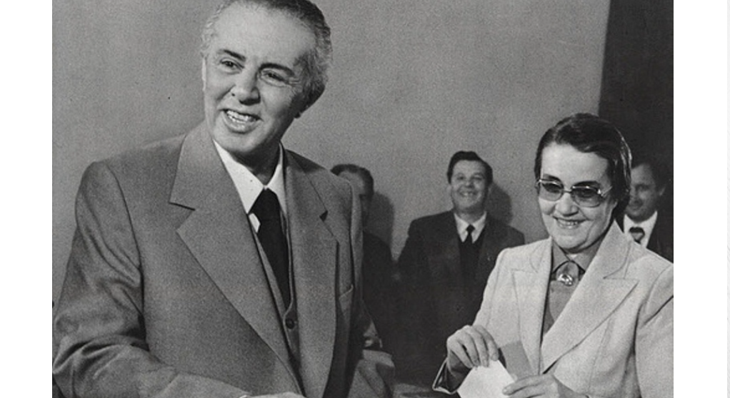 A e dini që Enver Hoxha tri herë tentoi ta ndryshonte Himnin e Flamurit/ Pse nuk ia doli?