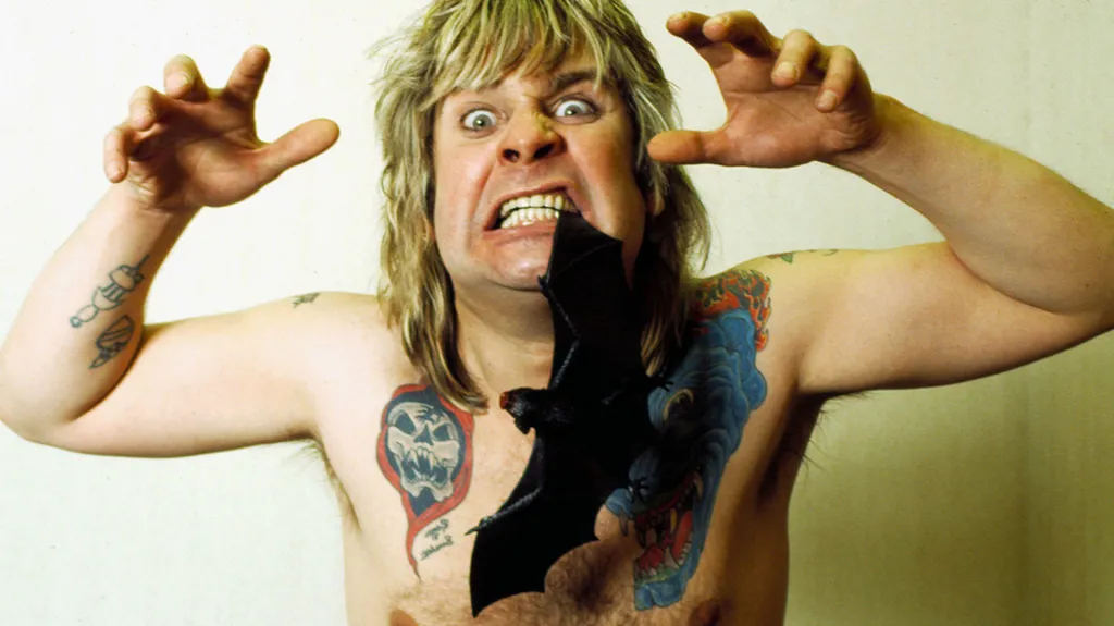 A e kafshoi vërtet Ozzy Osbourne kokën e një lakuriqi të gjallë?