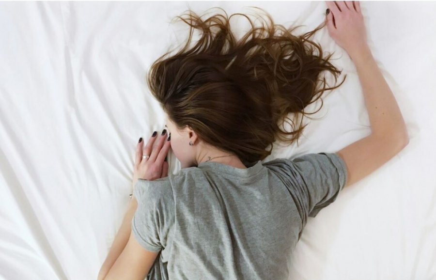 A është trupi juaj më i zgjuar se alarmi i telefonit? Ja pse zgjoheni para se të bjerë ora