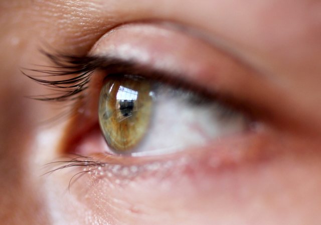 A i mbroni sytë nga dielli? Ja rreziku që shumica e njerëzve i injorojnë