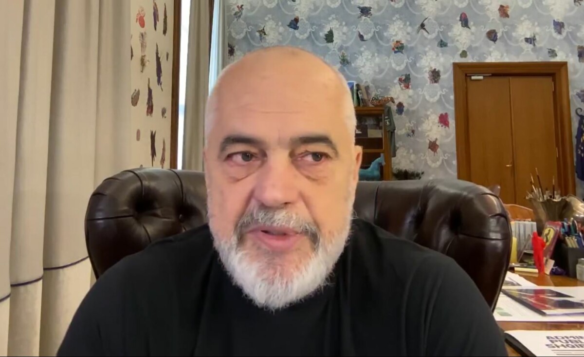 “Abuzive dhe skandaloze”- Rama thirrje për të liruar hapësirat publike rreth pallateve: Mos vendosni trarë për parkime