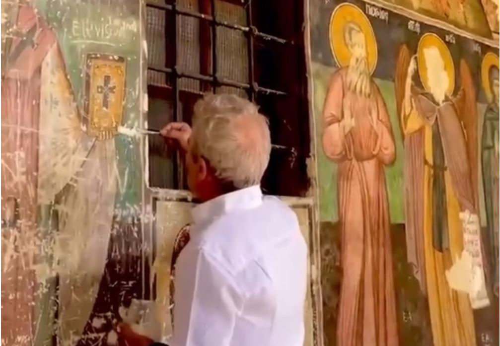 Afresket e Kishës së Shën Kollit në Voskopojë po pastrohen nga mbishkrimet e dëmshme