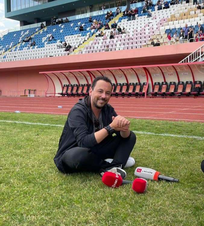 AGSH dënon vendimet arbitrare të presidentit të “Vllaznisë” ndaj gazetarit Ergys Kavaja