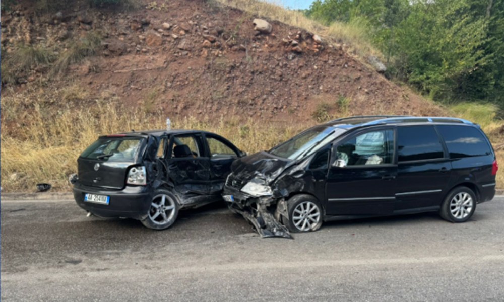 Aksident i dyfishtë në Librazhd, plagosen 4 persona/ Në gjendje më të rënduar, 15 vjeçari niset drejt Traumës