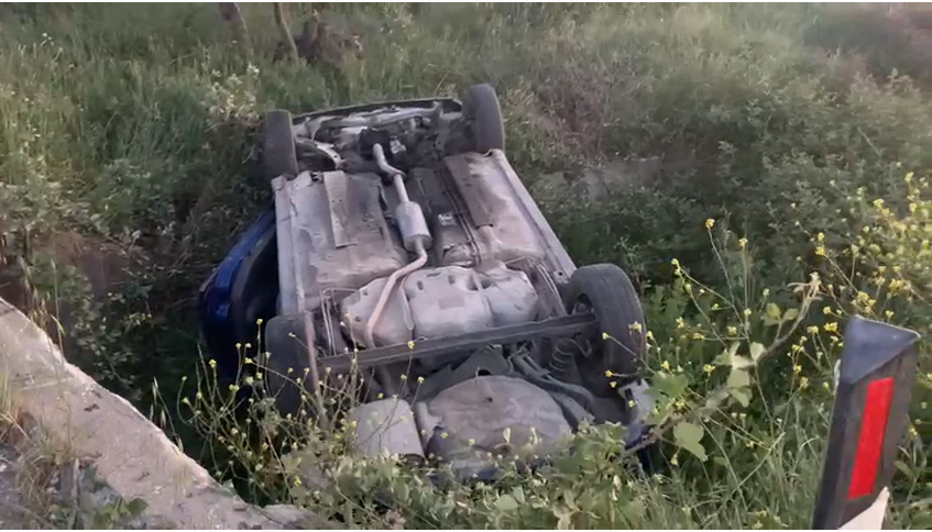 Aksident i rëndë në autostradën Vlorë–Fier, përmbyset automjeti në afërsi të Novoselës