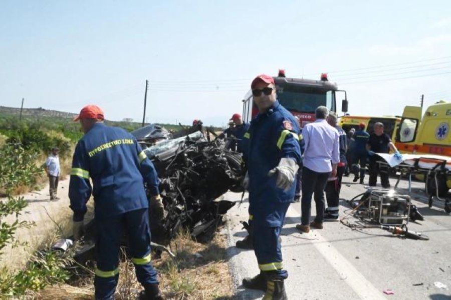Aksident me tre të vdekur në ishullin grek Argolis, kamionçina përplaset me një ‘Xhip’