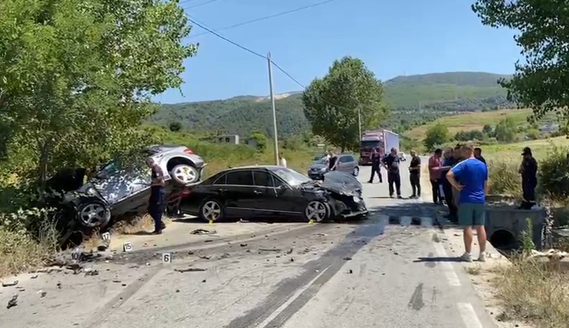 Aksidenti i rëndë në Thumanë, policia jep detaje: Viktima, e ëma e një prej shoferëve të automjeteve,3 të plagosurit…