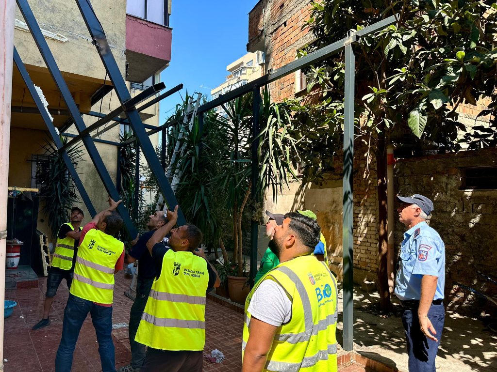 Aksion i Policisë Bashkiake në Tiranë, lirohen hapësirat publike nga zaptimet e paligjshme