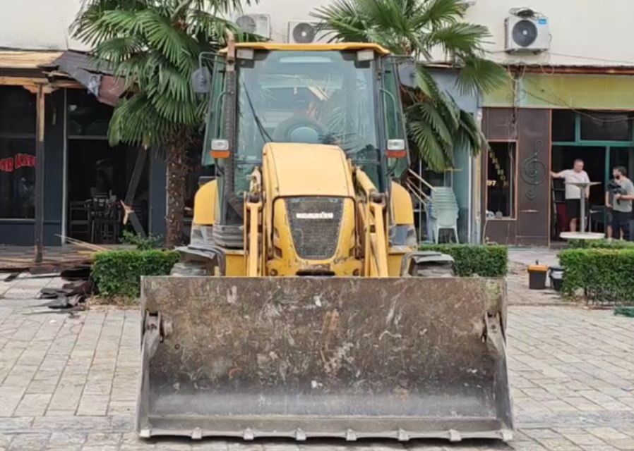 Aksioni i lirimit të hapësirave publike/ Prishen disa subjekte përgjatë shëtitores në Shkodër