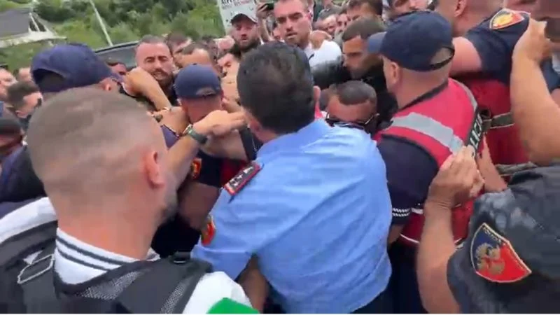 Aksioni për prishjen e ndërtimeve pa leje në Theth, banorët përplasen me policinë: Hiqini duart, nuk kemi bërë asnjë…