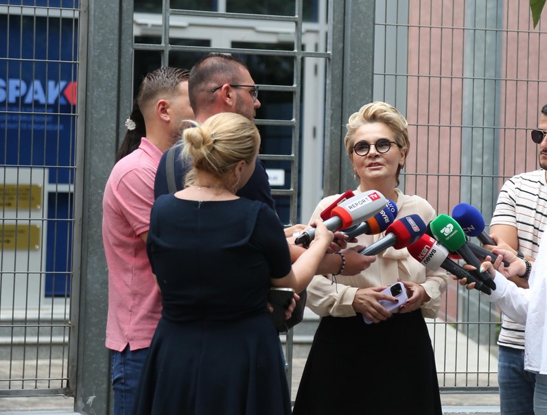 Akuzat e SPAK/Kryemadhi: Firmosëm që s’jemi dakord! Nënën ma quajtën ‘pastuese’..