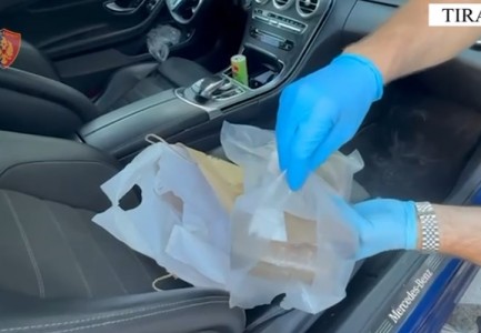 Akuzohen se furnizonin me drogë shitësit e lëndëve narkotike, arrestohen 2 persona, sekuestrohen…(Emrat)