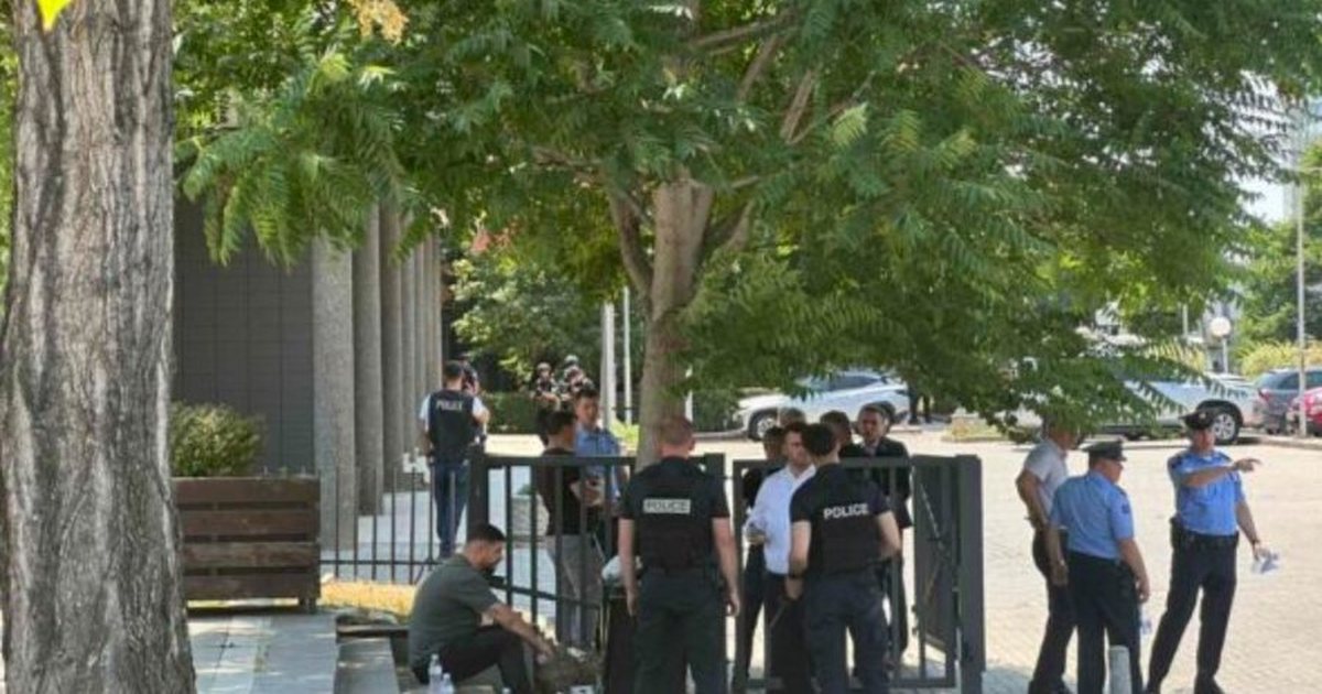 Alarm i rremë për bombë në Parlamentin e Kosovës, Policia evakuuon deputetët, seanca mbahet në mbrëmje