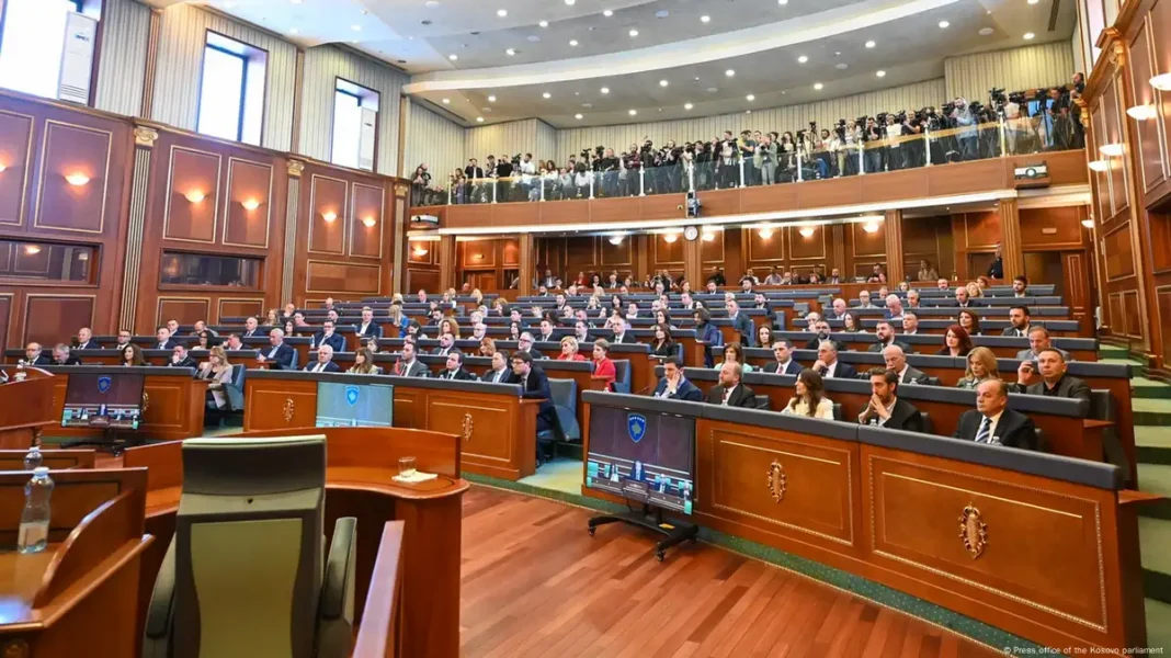 Alarm për bombë në Kuvendin e Kosovës, evakuohen deputetët