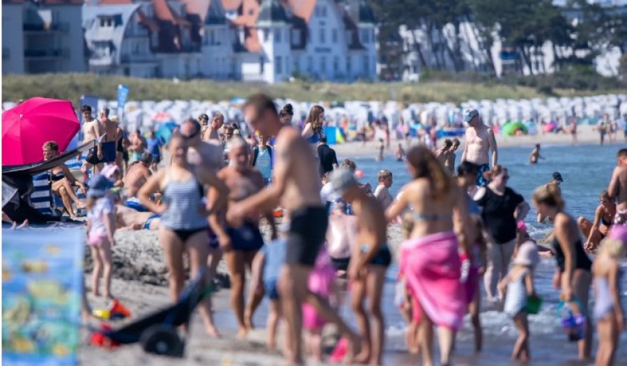 Alarm për pushuesit në plazhet evropiane: Bakteret Vibrio përhapen me rritjen e temperaturave të detit