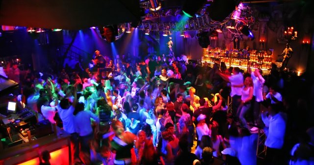 Alarmohet në mesnate klubi i natës/ Policia kërkime intensive pas raportimeve për bombë, rezulton…