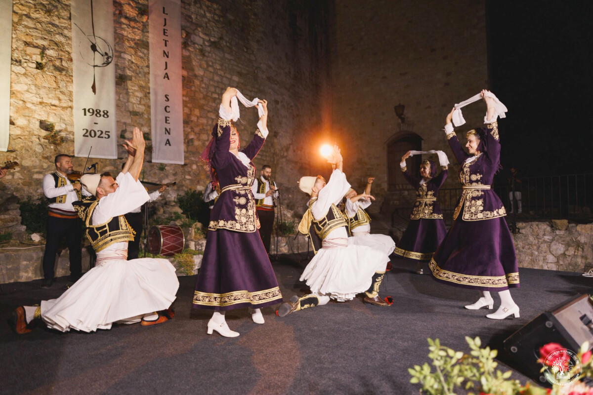 Ansambli Popullor hapi edicionin e 37-të të Skenës Verore në Ulqin