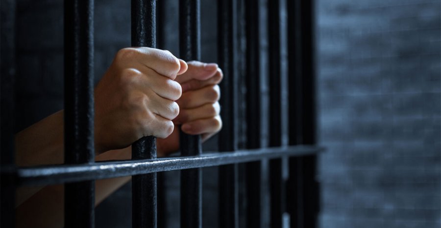 Arratisje spektakolare nga një burg i Francës, 20-vjeçari del nga qelia duke u fshehur brenda në çantën e…