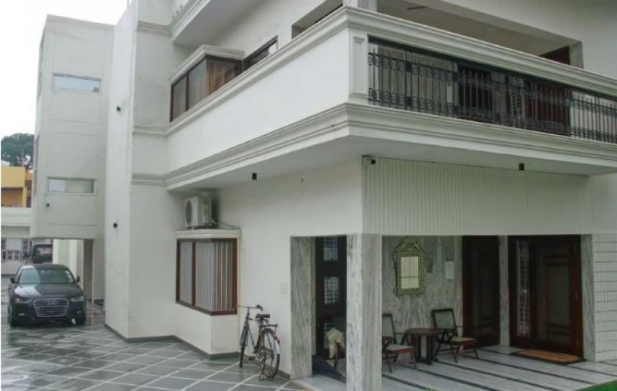 Arrestohet në Indi burri që drejtonte një ambasadë të rreme, kishte edhe makina me targa diplomatike të falsifikuara