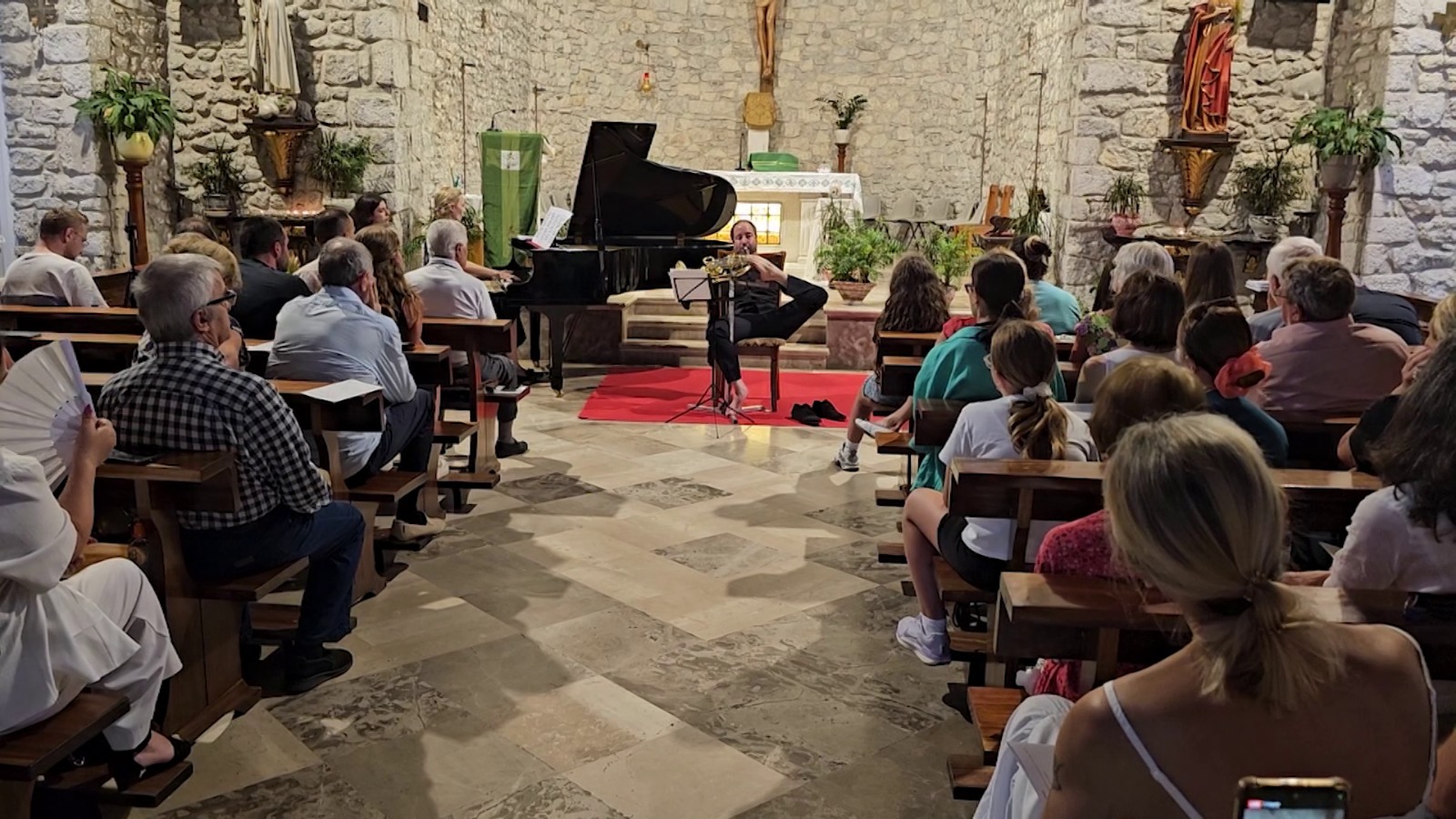 Artisti i bie kornos me këmbë, Felix Klieser mrekullon publikun në Katedralen “Shën Luçia” në Durrës