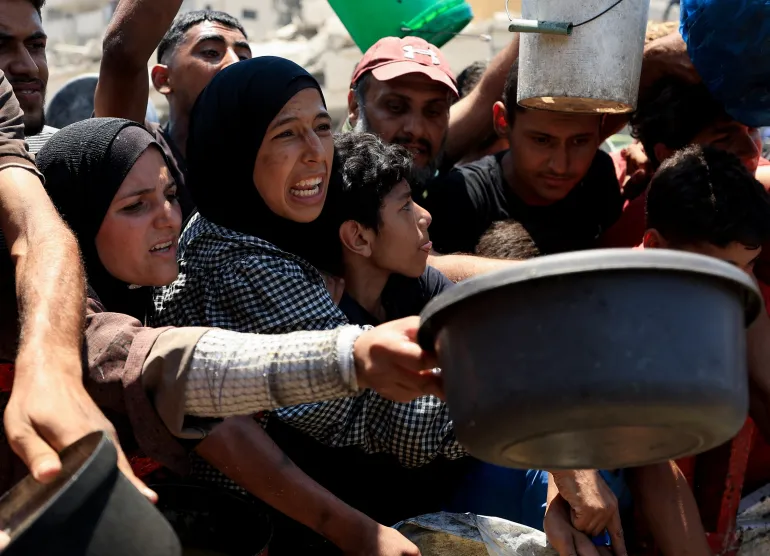 “As edhe një thërrime”, palestinezët në Gaza kërkojnë me dëshpërim për ushqim