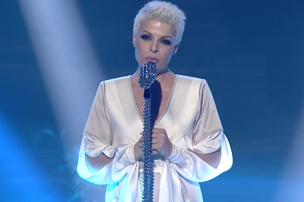 Aurela Gaçe: Qaj Maro, qaj moj bijë! (Teksti dhe kënga)