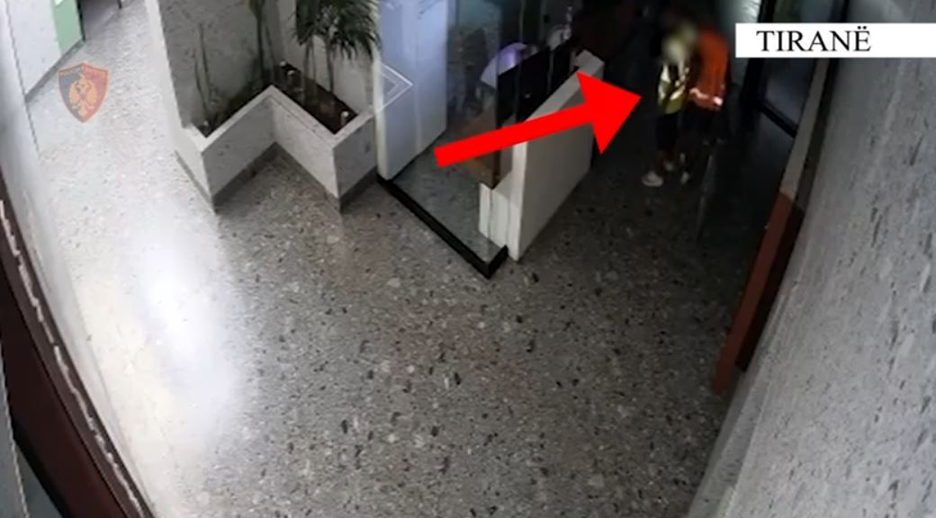 Autorë të 9 vjedhjeve, arrestohen 2 ‘skifterët’ në Tiranë! Momenti kur vjedhin një banak teksa recepsionisti fle