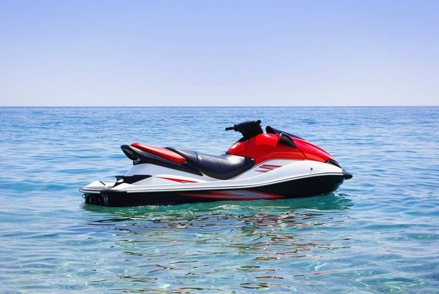 Aventura me Jet Ski/ Aksidentohet rëndë turisti 22-vjeçar, ja si paraqitet gjendja e tij