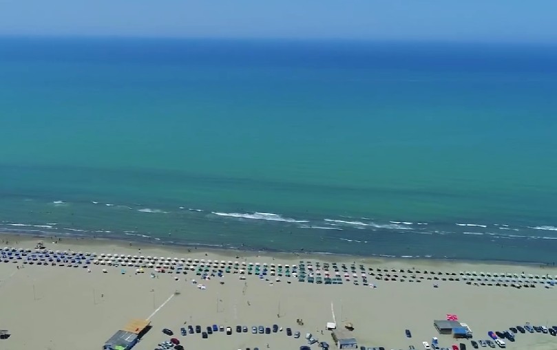 Balluku nxjerr pamjet nga plazhi i Darëzezës: Çdo ditë e më shumë po frekuentohet nga pushues vendas e të huaj