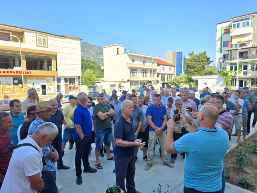 Banorët e Suçit ‘pushtojnë’ bashkinë në protestën kundër HEC-it