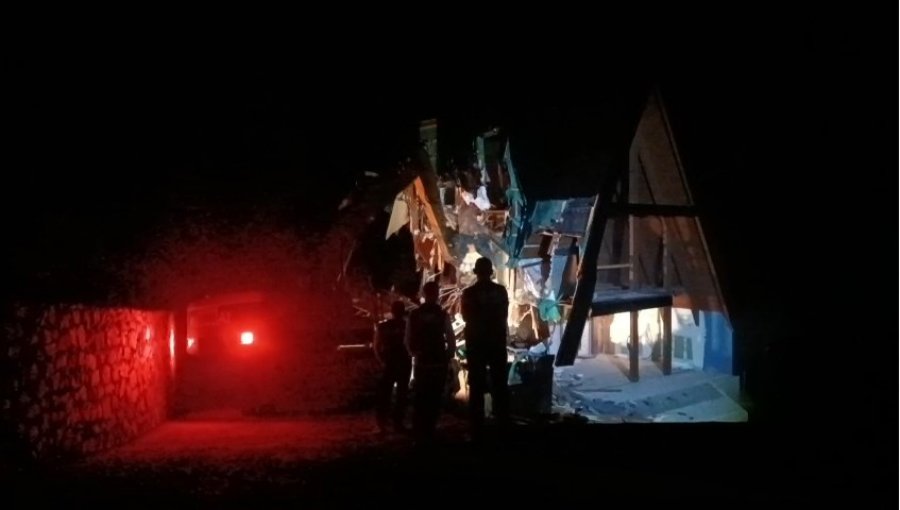 Banorët ngujohen në godinë, policia i nxjerr me forcë, shembet mes kaosit ndërtesa e fundit në Theth