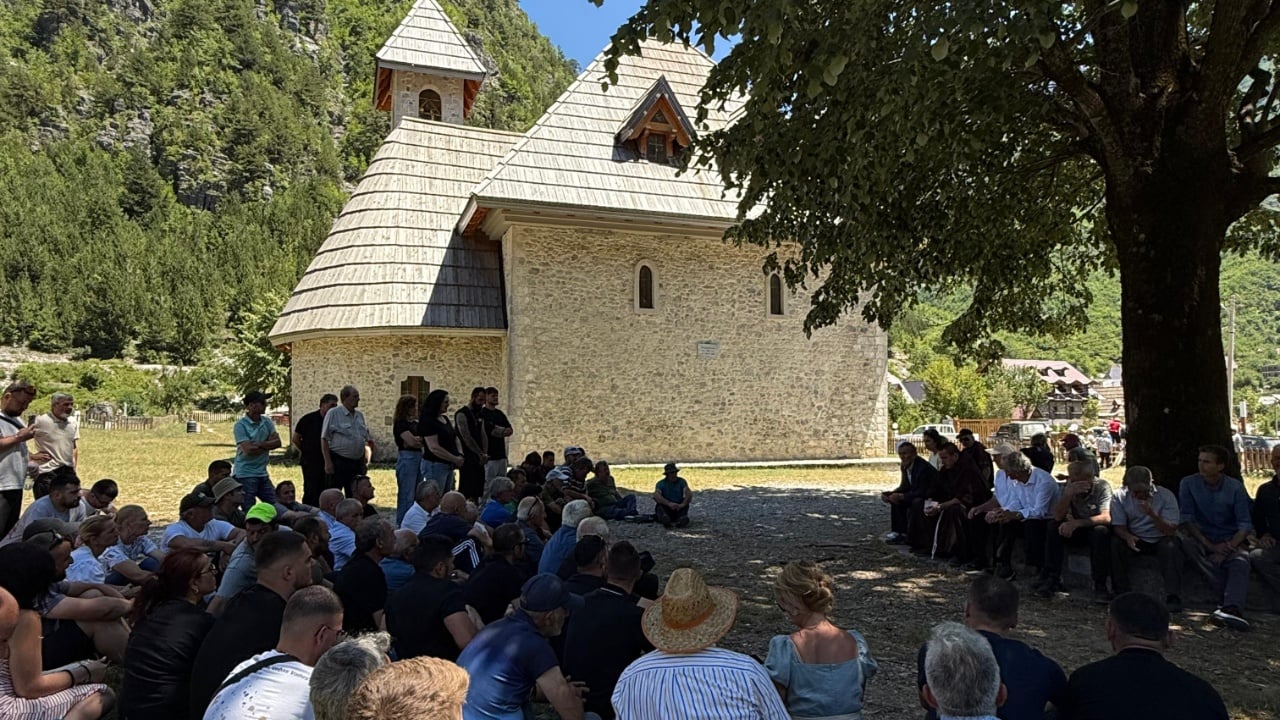 Banorët që kanë ndërtuar pa leje mbledhin “kuvend burrash” dhe kërcënojnë: Asnjë investitor nuk do të gëzojë asnjë centimetër tokë në Theth