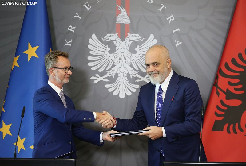 BE i sheh me shqetësim shkarkimet në administratën vendore me urdhër të kryeministrit