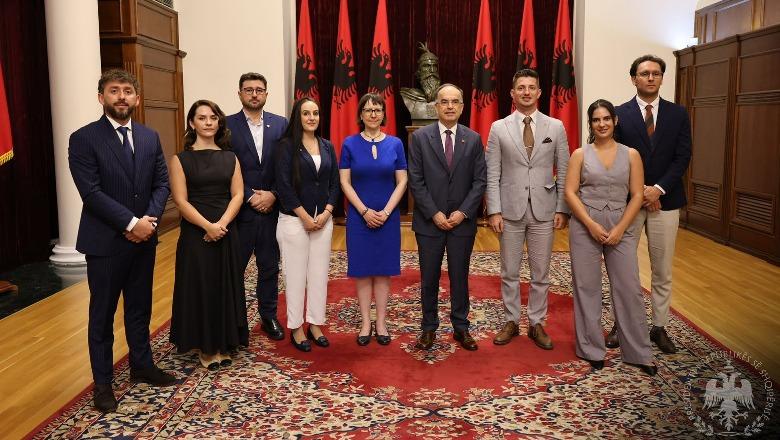 Begaj pret në takim përfaqësues të rrjetit Albanian Chevening Alumni dhe Ambasadës Britanike