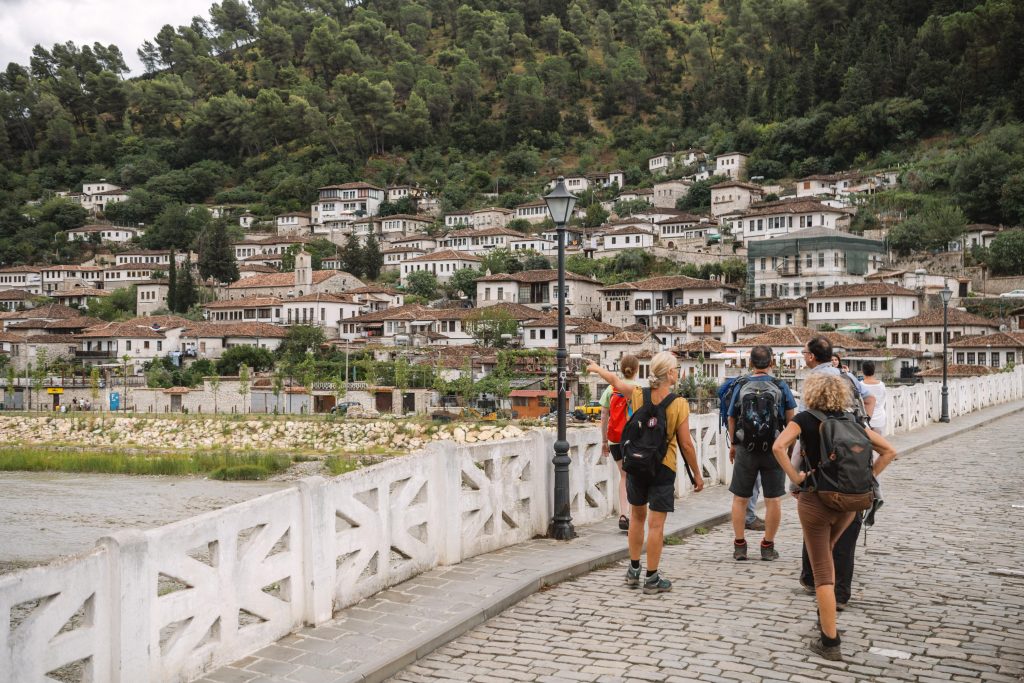 Berati, qyteti “i një mbi një dritareve”, një lakmi e parezistueshme e turistëve, të cilët bëhen pjesë e kësaj magjepsje në çdo stinë