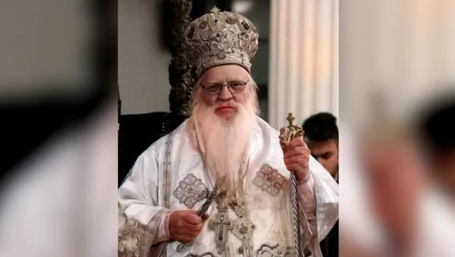 Besimtarët ortodoksë i japin lamtumirë Metropolitit Imzot Dhimitri