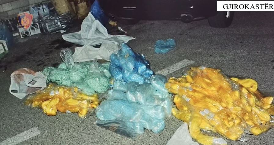 Bie në prangat e policisë 68-vjeçari/ Transportonte qytetarë dhe mallra kontrabandë (EMRI)