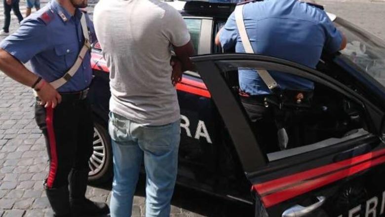 Bien në prangat e policisë dy shqiptarë/ U përpoqën të hidhnin kokainën në pusetën e ujërave të zeza për…