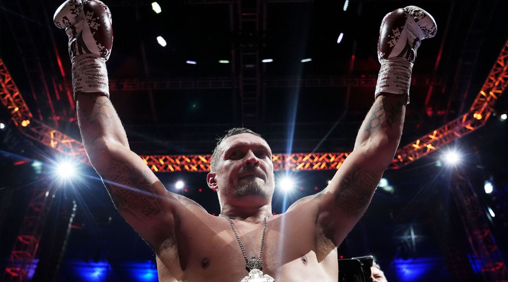 BOKS/ Usyk konfirmohet kampion bote, ukrainasi mposht me K.O Dubois