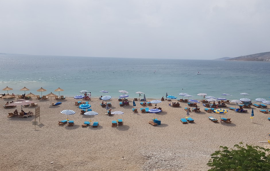 Bregdeti, KKT miratoi për këtë vit 127 stacione plazhi për privatët, sa po shiten shezlonet