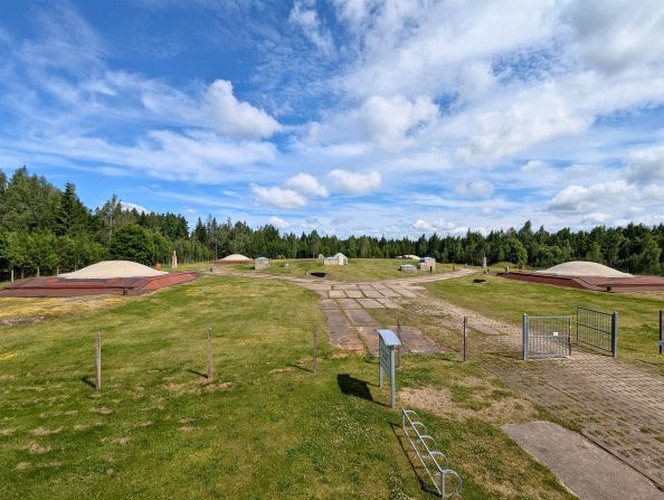 Brenda një baze sekrete bërthamore të braktisur në pyjet e thella të Europës (FOTO)