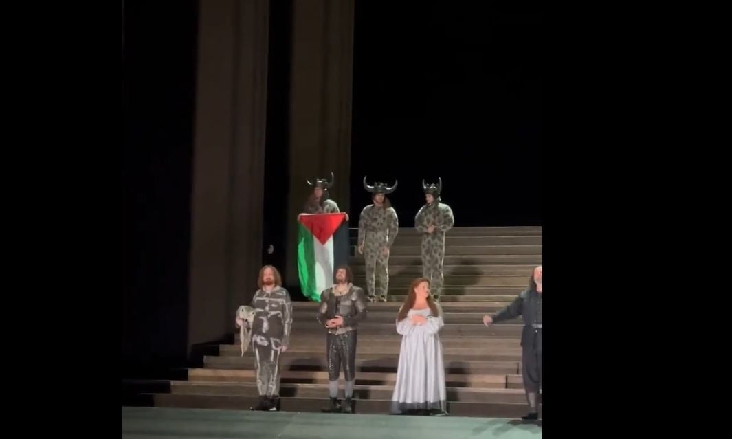 Britani e Madhe, aktori proteston në shtëpinë Mbretërore të Operas, shpalos flamurin palestinez në skenë