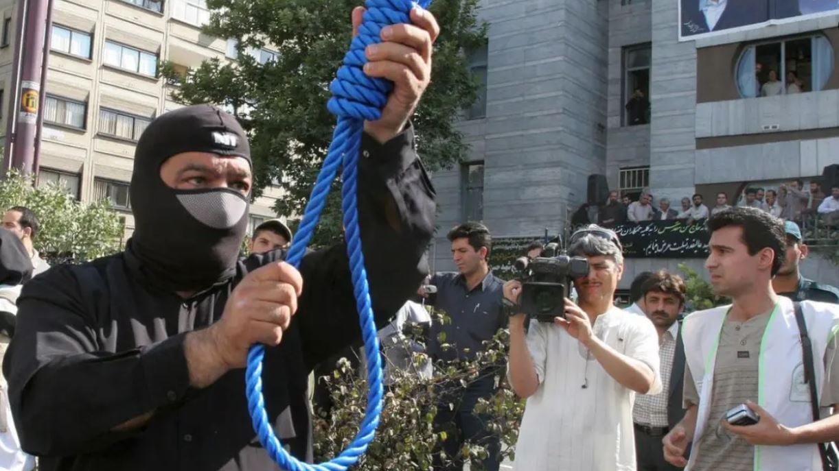 Burri i dënuar për përdhunimin dhe vrasjen e një vajze ekzekutohet publikisht