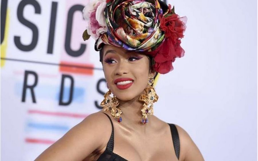 Cardi B përballet me probleme ligjore: Paditet për hedhjen e mikrofonit në koncert