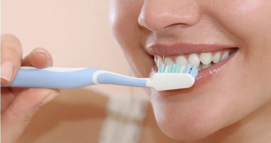 Çfarë i ndodh gojës suaj nëse flini pa larë dhëmbët? Ekspertët paralajmërojnë pasojat