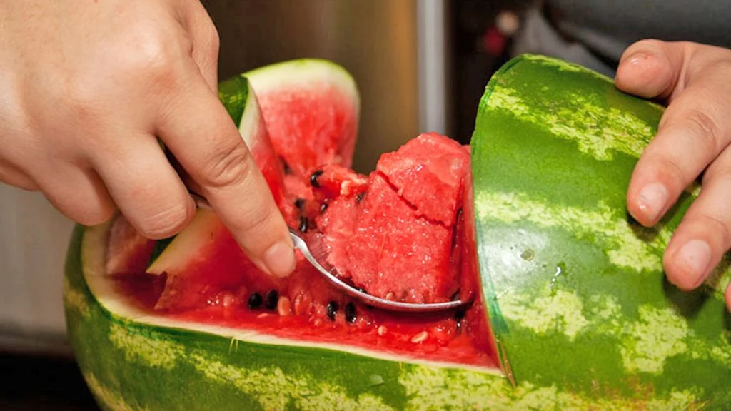 Çfarë i ndodh trupit tuaj nëse konsumoni shumë shalqi?