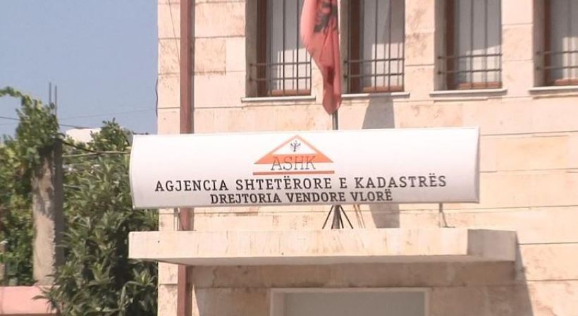 Çfarë ndodhi? Tre oficerë të Policisë Gjyqësore ‘zbarkojnë’ në Kadastrën e Vlorës, dyshohet se…